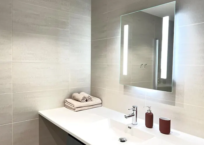 Brand New And Modern In Center דירה